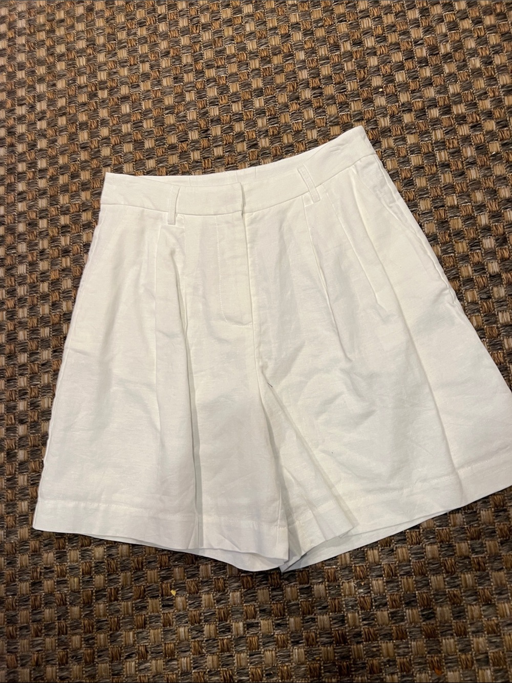 High-Waist White Pleated Women’s Shorts Commense medium new
